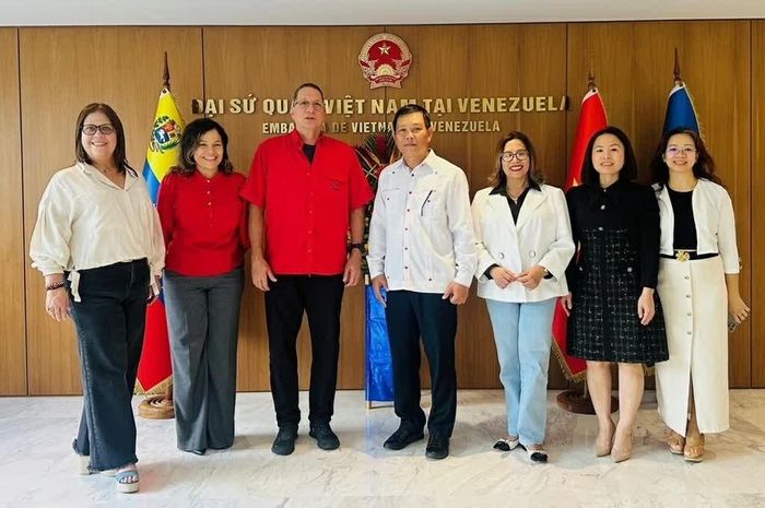Các đại biểu chụp ảnh lưu niệm. (Nguồn: Đại sứ quán Việt Nam tại Venezuela)