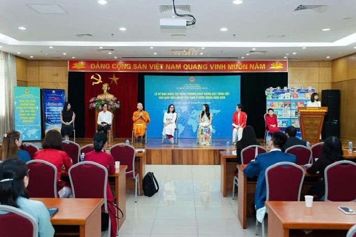 Các Sứ giả tiếng Việt năm 2026 chia sẻ tại buổi giao lưu. (Ảnh: Đức Hùng)