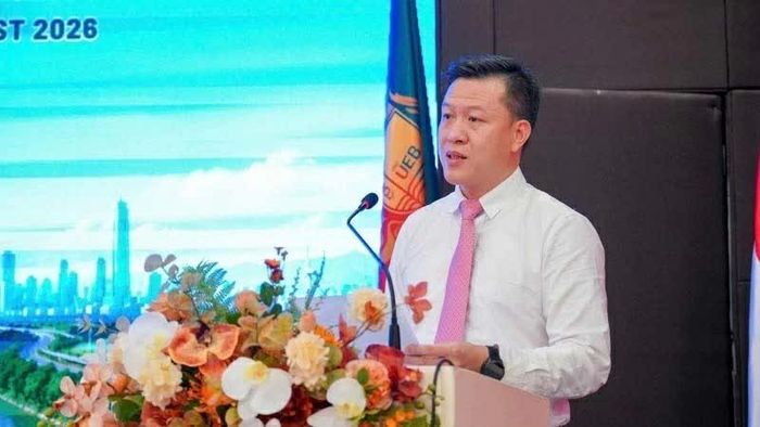 PGS.TS. Hoàng Khắc Lịch, Phó Hiệu trưởng Trường Đại học Kinh tế - Đại học Quốc gia Hà Nội phát biểu tại Hội thảo. (Ảnh: Thanh Mai)