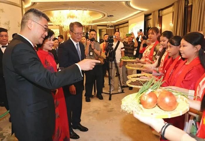 Các khách mời thưởng thức món ăn truyền thống của Việt Nam tại sự kiện. (Nguồn: Tổng Lãnh sự quán Việt Nam tại Hong Kong)