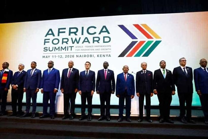  Tổng thống Pháp Emmanuel Macron và người đồng cấp Kenya William Ruto chụp ảnh chung cùng các nhà lãnh đạo châu Phi khác trong lễ bế mạc Hội nghị thượng đỉnh Africa Forward 2026, diễn ra tại Nairobi, ngày 12/5. (Nguồn: Getty Images) 