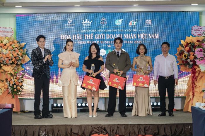 BTC tặng quà kỷ niệm cho đại diện các nhà tài trợ (La Trang Make Up, Chuối Spa Lumina và Yoga Luna Thai).