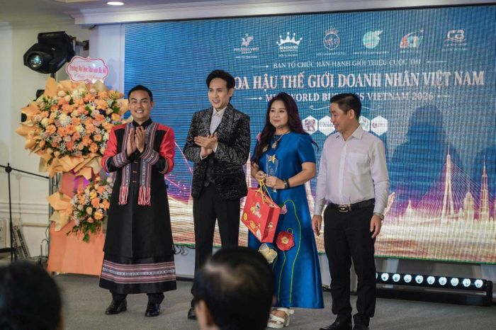 BTC tặng quà kỷ niệm cho đại diện nhà tài trợ Rose Homestay Ba Vì.