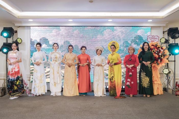 Dàn thí sinh khoe sắc trong tà áo dài tại chặng Hà Nội.