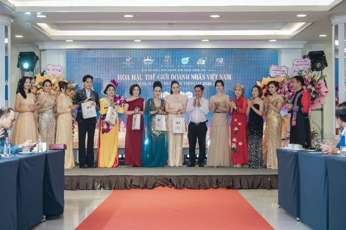 Đại diện Ban Tổ chức, khách mời và thí sinh tại chặng Hà Nội