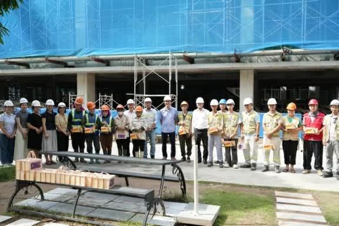 Cán bộ Học viện Ngoại giao cùng đội ngũ kỹ sư, công nhân tại công trường Dự án ODA Việt Nam-Hàn Quốc, thể hiện quyết tâm hoàn thành công trình đúng tiến độ, bảo đảm chất lượng và an toàn. (Nguồn: Học viện Ngoại giao)