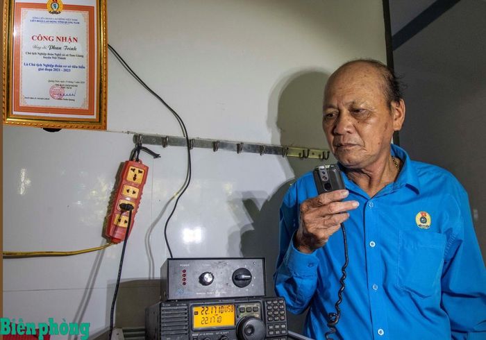 Ông Phan Trinh, Chủ tịch Nghiệp đoàn nghề cá xã Núi Thành đang kết nối với ngư dân trên biển. Ảnh: Lê Văn Chương