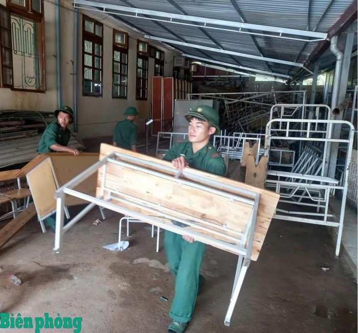 Cán bộ, chiến sĩ Đồn Biên phòng cửa khẩu quốc tế Lóng Sập vệ sinh và sắp xếp bàn ghế tại Trường Tiểu học và Trung học cơ sở Lóng Sập. Ảnh: Quàng Hùng