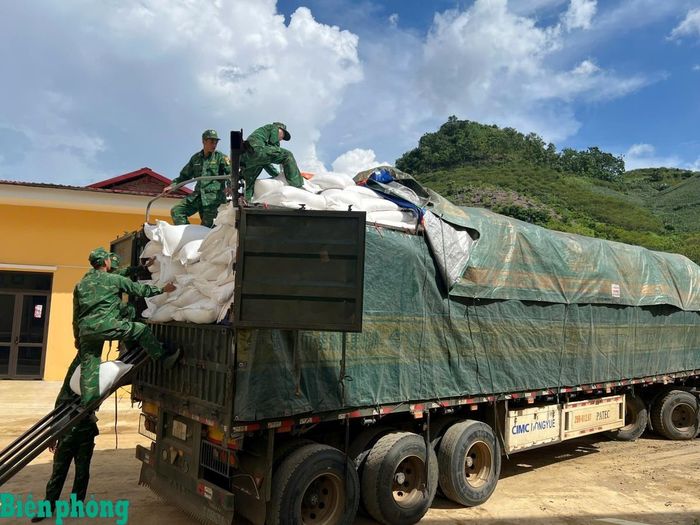 Đồn Biên phòng Chiềng On hỗ trợ Trường phổ thông nội trú Tiểu học và Trung học cơ sở Yên Sơn tiếp nhận và vận chuyển 60 tấn gạo chuẩn bị cho bếp ăn nội trú. Ảnh: Quàng Hùng