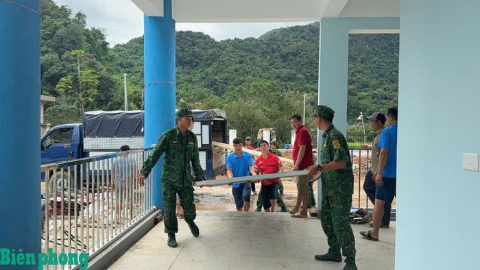 Cán bộ, chiến sĩ Đồn Biên phòng Mường Lèo hỗ trợ Trường phổ thông nội trú Tiểu học và Trung học cơ sở Mường Lèo chuẩn bị khánh thành trường học và đón năm học mới. Ảnh: Quàng Hùng