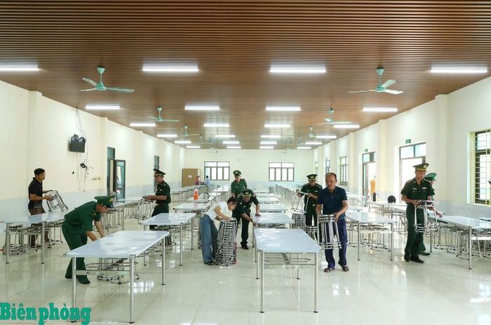 Cán bộ Chiến sĩ Đồn Biên phòng Chiềng On giúp Trường phổ thông nội trú Tiểu học và Trung học cơ sở Yên Sơn vệ sinh phòng ăn, nhà bếp. Ảnh: Quàng Hùng