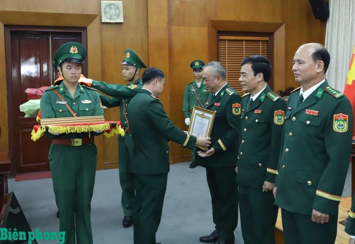 Đại tá Nguyễn Văn Khanh, Đảng ủy viên Đảng ủy Bộ Tham mưu, Phó Tham mưu trưởng Bộ đội Biên phòng nhận Huy hiệu 35 năm tuổi Đảng. Ảnh: Ngọc Lâm