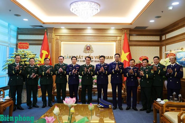 Trung tướng Vũ Trung Kiên và các thành viên đoàn công tác Bộ Tư lệnh Bộ đội Biên phòng chụp ảnh lưu niệm cùng Đảng ủy, Bộ Tư lệnh Cảnh sát biển Việt Nam. Ảnh: Thủy Nguyên