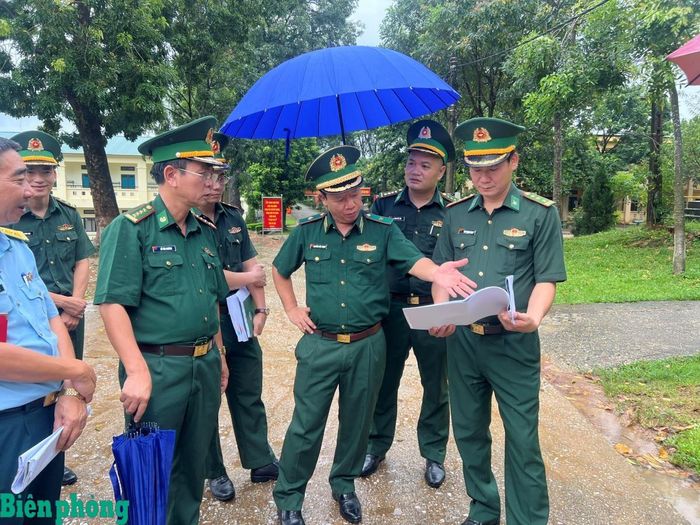 Thiếu tướng Nguyễn Đức Mạnh kiểm tra thực tế tại Trung tâm Huấn luyện Bộ đội Biên phòng. Ảnh: Duy Khiêm