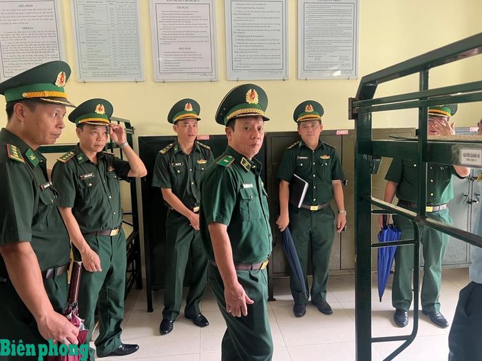 Thiếu tướng Nguyễn Đức Mạnh kiểm tra nơi ăn, ở, sinh hoạt của cán bộ, chiến sĩ Trung tâm Huấn luyện Bộ đội Biên phòng. Ảnh: Duy Khiêm