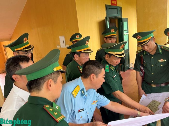 Thiếu tướng Nguyễn Đức Mạnh rà soát các hạng mục xây dựng mới, cải tạo, nâng cấp trên bản thiết kế. Ảnh: Duy Khiêm