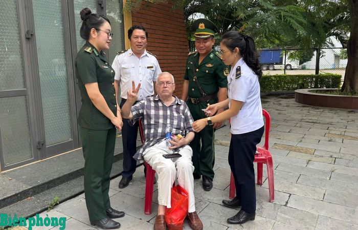 Ông Grosman Eugenne ổn định sức khỏe sau khi được cán bộ, chiến sĩ Bộ đội Biên phòng và lực lượng y tế kịp thời hỗ trợ. Ảnh: Hoài Nam