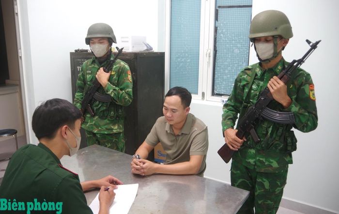 Lực lượng chức năng lấy lới khai đối tượng Nguyễn Văn Sản. Ảnh: Văn Tân