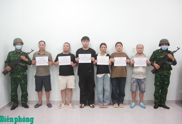 Các công dân Trung Quốc liên quan đến chuyên án. Ảnh: Văn Tân