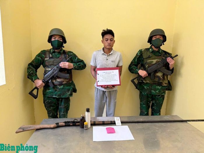 Đối tượng Tòng Văn Quân cùng tang vật bị bắt giữ. Ảnh: Quàng Hùng