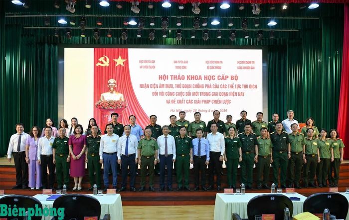 Các đại biểu dự hội thảo chụp ảnh lưu niệm. Ảnh: Hồng Pha