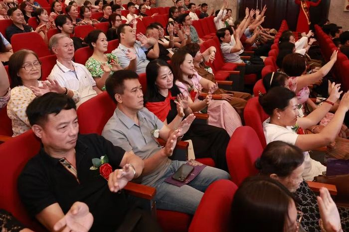 Chương trình ‘Ơn nghĩa sinh thành 2026’ thu hút đông đảo người dân tham dự. Ảnh: BTC