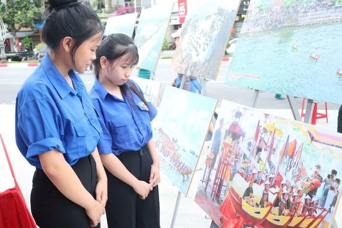 Các bạn trẻ tham quan trưng bày ảnh “Hoàng Sa - Trường Sa trong lòng Quảng Ngãi”. Ảnh: Như Đồng
