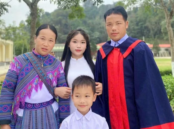 Niềm vui của gia đình Thào Thị Dung khi em chạm tới giảng đường đại học. Ảnh: BĐBP Lào Cai.