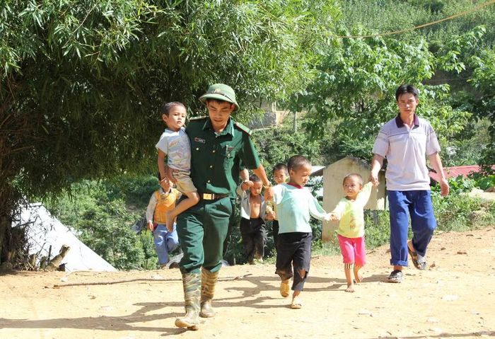 Mỗi thành tích học tập của học sinh được đỡ đầu là thêm một niềm vui nơi những người lính giữ gìn bình yên biên giới Lào Cai. Ảnh: BĐBP Lào Cai.