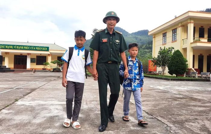Tình cảm của Bộ đội Biên phòng dành cho những đứa trẻ nơi biên giới Lào Cai được bồi đắp từ những việc làm cụ thể, bền bỉ qua từng năm tháng. Ảnh: BĐBP Lào Cai.