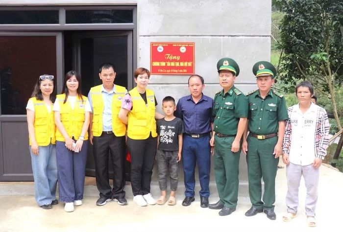 Đồn Biên phòng Si Ma Cai (Bộ đội Biên phòng tỉnh Lào Cai) phối hợp với Nhóm từ thiện Hạnh Phúc (Hà Nội) trao nhà cho "Con nuôi Đồn Biên phòng", tổng trị giá 150 triệu đồng/căn nhà. Ảnh: BĐBP Lào Cai.