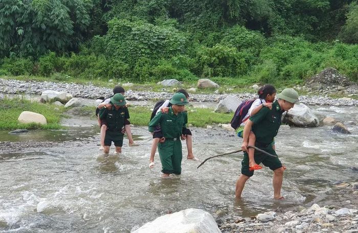 Hành trình đến giảng đường của học sinh vùng biên Lào Cai có thêm một điểm tựa từ tình cảm và trách nhiệm của người lính Bộ đội Biên phòng. Ảnh: BĐBP Lào Cai.