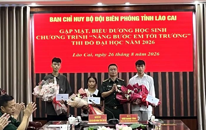 Sự đồng hành của Bộ đội Biên phòng Lào Cai tiếp thêm niềm tin để học sinh vùng biên bền bỉ theo đuổi con đường học tập. Ảnh: BĐBP Lào Cai.