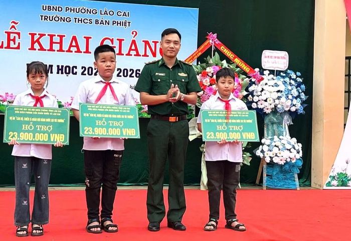Bộ đội Biên phòng Lào Cai trao tiền hỗ trợ cho các cháu trong chương trình "Nâng bước em tới trường". Ảnh: BĐBP Lào Cai.