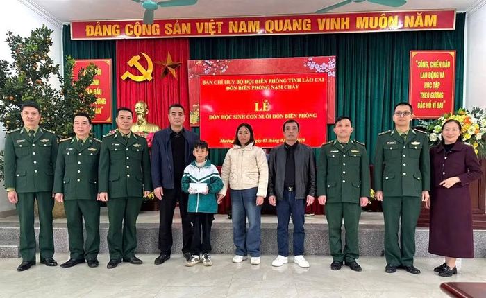 Lễ đón học sinh con nuôi Đồn Biên phòng Nậm Chảy (Bộ đội Biên phòng tỉnh Lào Cai). Ảnh: BĐBP Lào Cai.