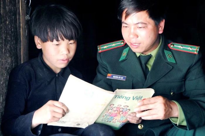 Bộ đội Biên phòng không chỉ nâng bước các em đến trường, mà còn trao thêm niềm tin để các em tự tin đi xa. Ảnh: BĐBP Lào Cai.