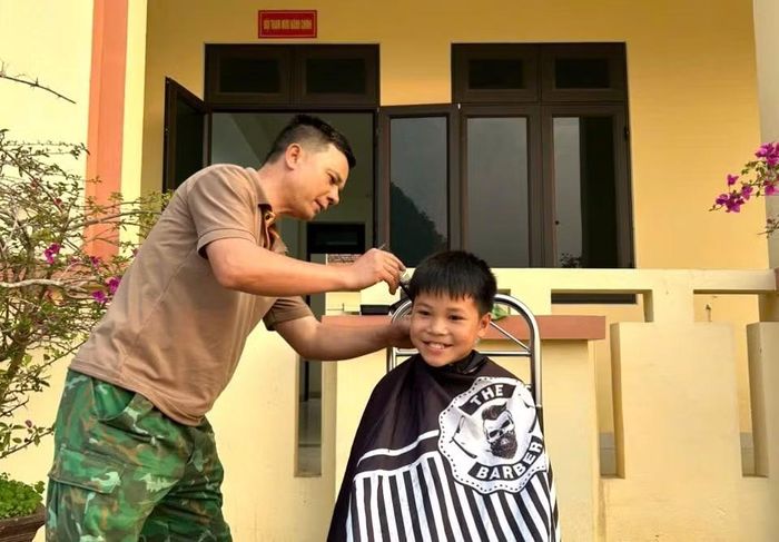 Từ những việc nhỏ như cắt tóc, "người lính quân hàm xanh" chăm lo cho “Con nuôi đồn Biên phòng” như những người thân trong gia đình. Ảnh: BĐBP Lào Cai.