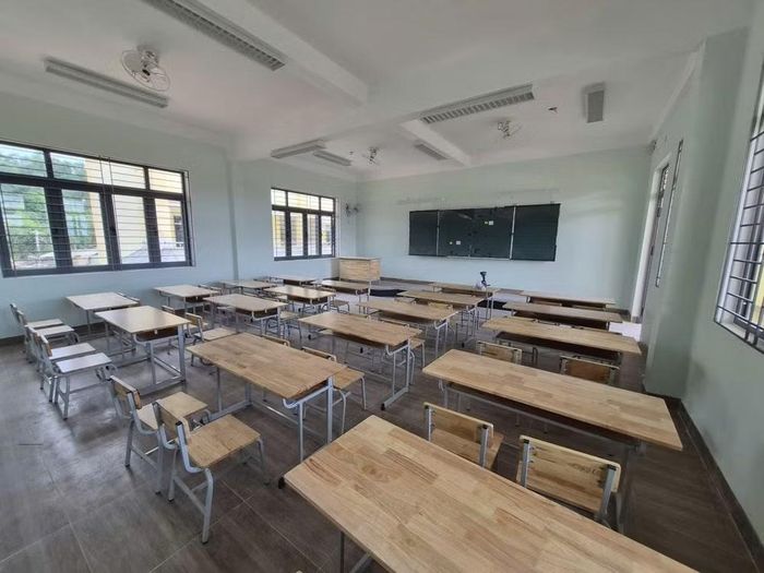 Bàn ghế, trang thiết bị dạy học đang được lắp đặt đồng bộ nhằm bảo đảm điều kiện sinh hoạt và học tập tốt nhất cho học sinh ngay từ ngày đầu năm học (ảnh Trần Hiền)