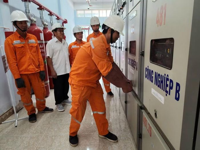 Tăng cường trực vận hành, sửa chữa điện 24/24 giờ; đặc biệt, tái lập ca trực tại các trạm biến áp 110kV để giám sát chặt chẽ tình hình cung ứng điện và vận hành hệ thống.