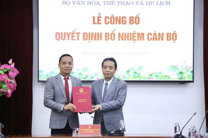Thứ trưởng Hoàng Đạo Cương (bìa phải) trao quyết định bổ nhiệm cho tân Phó Cục trưởng Cục TDTT Nguyễn Trọng Hổ. Ảnh: Bộ VHTTDL