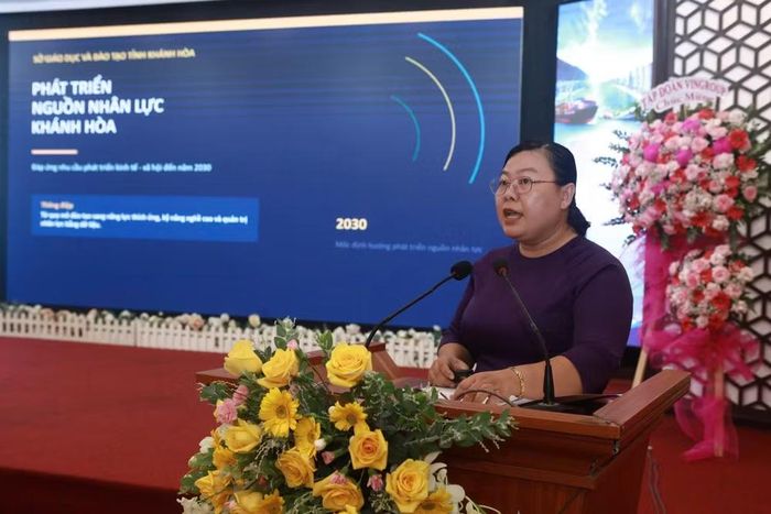 Đại diện Sở Giáo dục và Đào tạo Khánh Hòa trình bày tham luận tại hội thảo. ẢNH - BTC