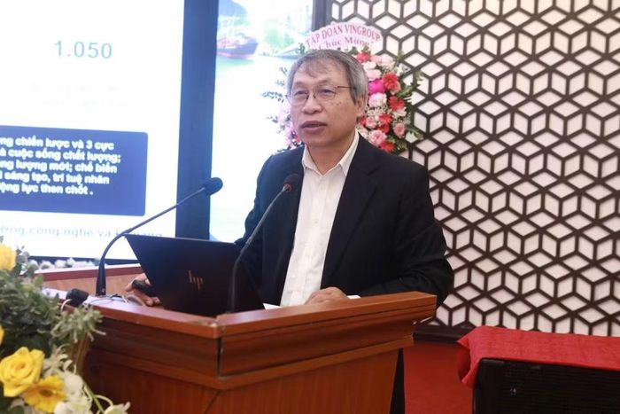 PGS.TS Bùi Quang Tuấn, Phó Chủ tịch Hội Khoa học Kinh tế Việt Nam, trình bày tại Hội thảo. ẢNH - BTC
