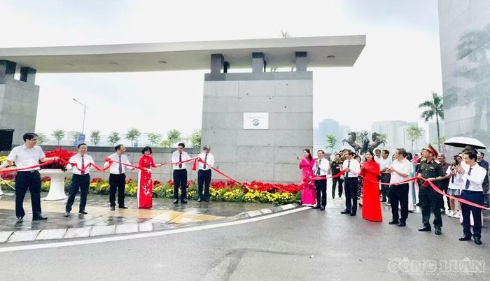 Đại biểu thực hiện nghi thức gắn biển Công viên An Hòa.