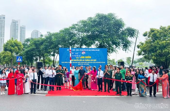 Đại biểu tiến hành nghi thức gắn biển phố Nguyễn Hữu An