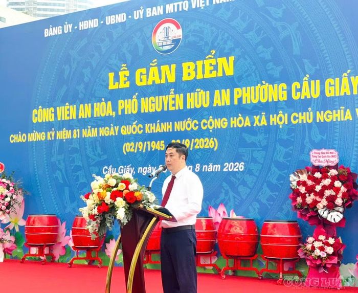 Ông Ngô Ngọc Phương, Chủ tịch UBND phường Cầu Giấy, phát biểu tại Lễ gắn biển Công viên An Hòa và phố Nguyễn Hữu An