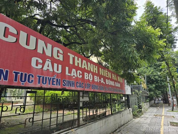 Phía ngoài vẫn treo thông báo tuyển sinh các lớp bóng bàn, bi-a đã cũ. Ảnh: Hà Đương