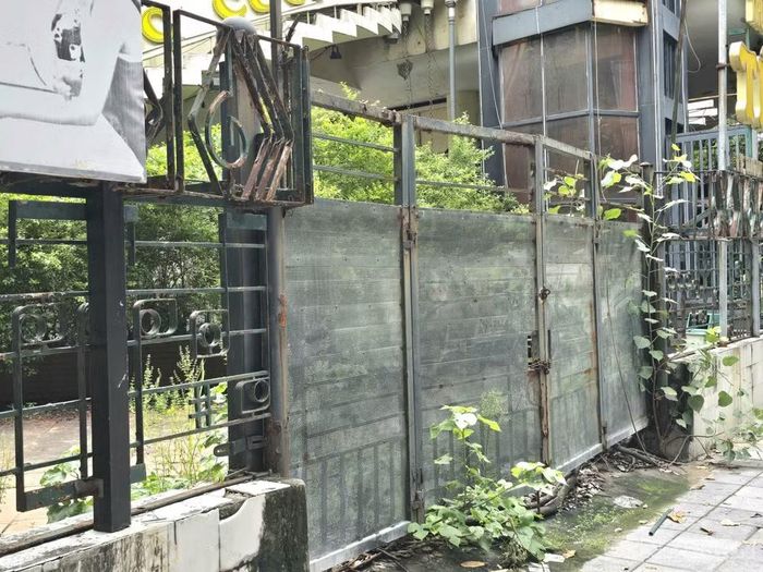 Theo ghi nhận và tìm hiểu của phóng viên, Cung Thanh niên từng là nơi diễn ra các hoạt động văn hóa, nghệ thuật, thể thao sôi nổi của nhiều thế hệ thanh thiếu nhi Thủ đô, nay rơi vào cảnh "cửa đóng, then cài" và khá nhếch nhác. Ảnh: Hà Đương