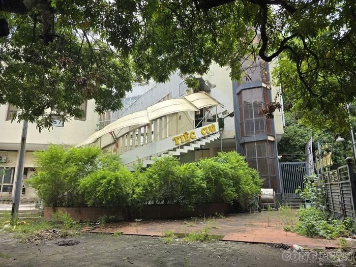 Khu nhà từng được sử dụng làm nơi tổ chức tiệc cưới từ lâu đã dừng hoạt động. Ảnh: Hà Đương