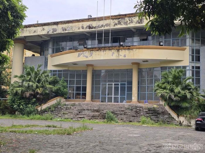 Ủy ban Nhân dân thành phố Hà Nội vừa quyết định thu hồi toàn bộ 1,99 ha đất tại số 01-03 Tăng Bạt Hổ (phường Hai Bà Trưng) hiện do Cung Văn hóa Thể thao Thanh niên Hà Nội thuộc Thành đoàn Hà Nội quản lý để giao cho chính quyền địa phương tạm thời quản lý, chống lấn chiếm. Ảnh: Hà Đương