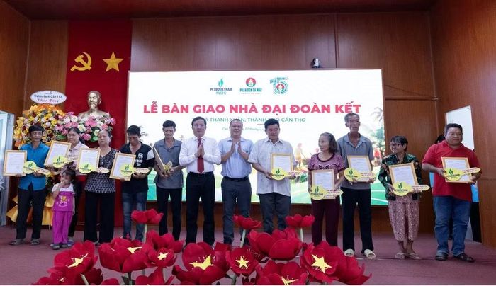 Lãnh đạo thành phố Cần Thơ và đại diện Phân Bón Cà Mau trao quyết định bàn giao cùng chìa khóa tượng trưng cho các hộ dân được nhận Nhà Đại đoàn kết